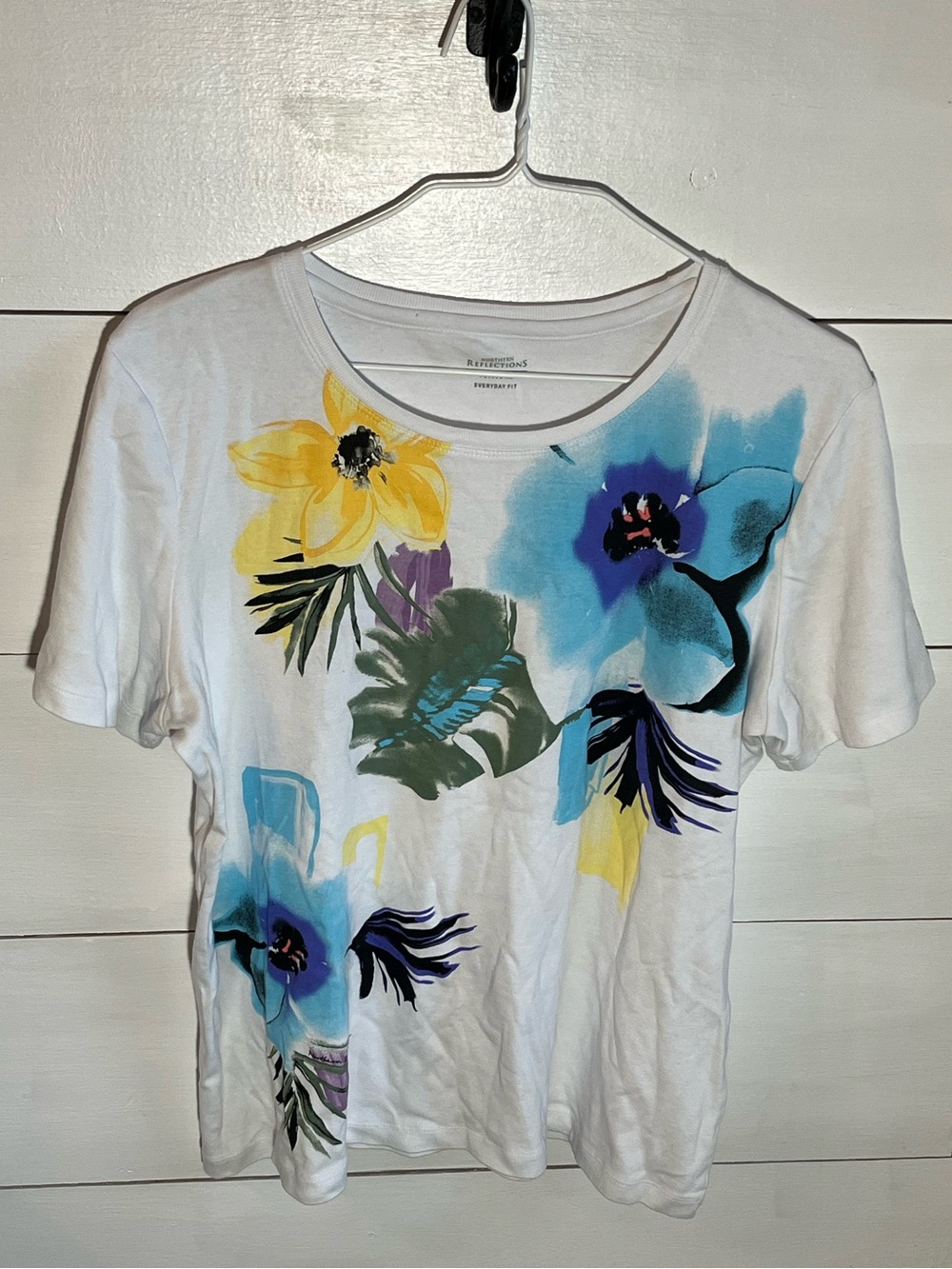 Northern Reflections White Floral Short-Sleeve Tee - Petite